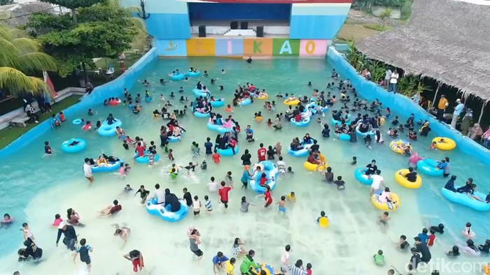 Wisatawan padati objek wisata Cikao Park, Purwakarta, Selasa (25/4/2023).