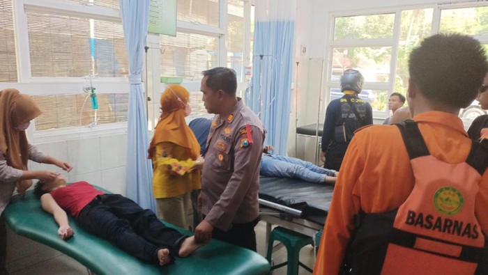 Empat wisatawan terseret ombak saat berlibur di Pantai Payangan, Desa Sumberejo, Kecamatan Ambulu, Jember. Tiga orang selamat dan satu orang masih dalam pencarian.