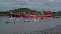 Sebuah kapal tengah berlayar di Terusan Panama yang menyusut volume airnya, Senin (24/4/2023).