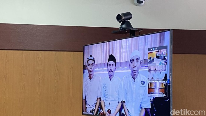 Abah alias Acun (kanan) menolak untuk jadi saksi mahkota di kasus dukun sianida.