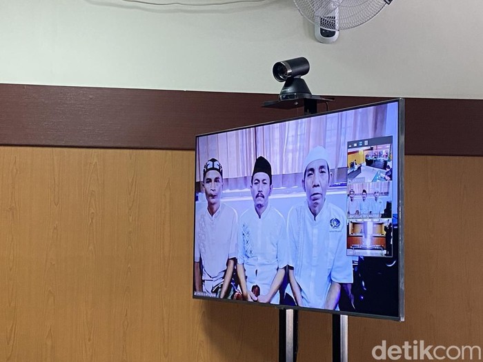 Abah alias Acun (kanan) menolak untuk jadi saksi mahkota di kasus dukun sianida.