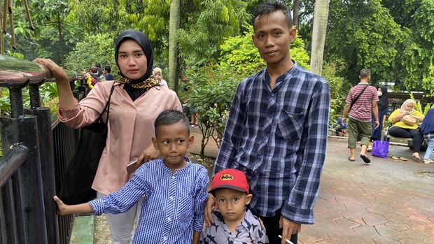 Adi beserta keluarganya berwisata di TM Ragunan.