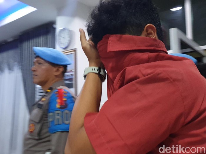 Aditya Hasibuan saat ditetapkan sebagai tersangka penganiayaan terhadap Ken Admiral.
