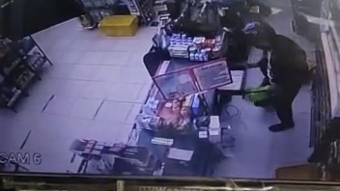 Aksi perampokan terekam CCTV di minimarket di Tanah Laut, Kalimantan Selatan (Kalsel).