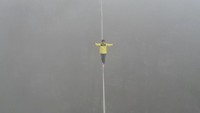 Tampak pria tersebut juga melewati kabut yang lumayan tebal.