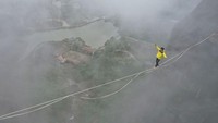 Aksi ini merupakan kompetisi berjalan di atas tali ke-2 di Hunan.  