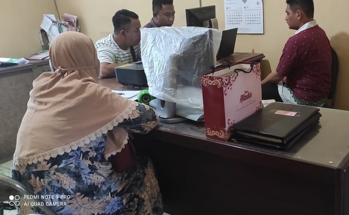 Andi Pangerang Hasanuddin ditemani ibunya saat diperiksa polisi