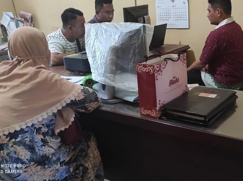 Andi Pangerang Hasanuddin ditemani ibunya saat diperiksa polisi