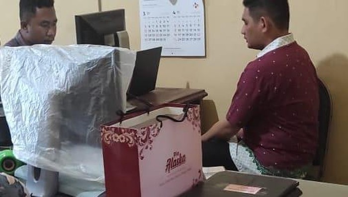 Andi Pangerang Hasanuddin ditemani ibunya saat diperiksa polisi