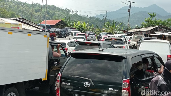Antrean kendaraan di Lingkar Gentong Tasikmalaya, Rabu (26/4/2023).