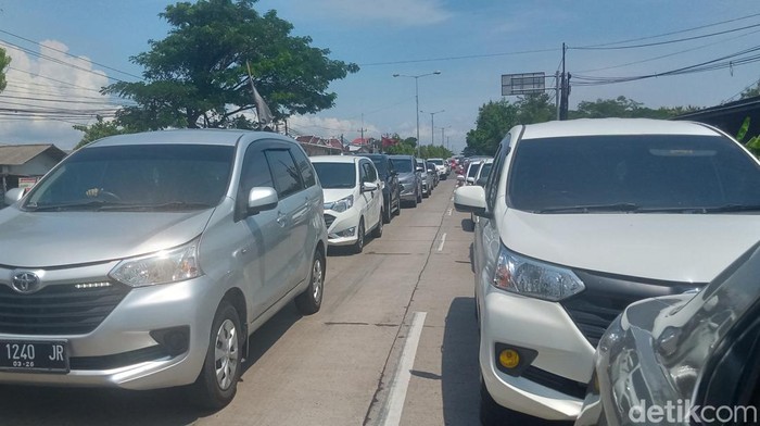 Kepadatan arus lalu lintas di jalan Jogja-Solo saat arus balik.