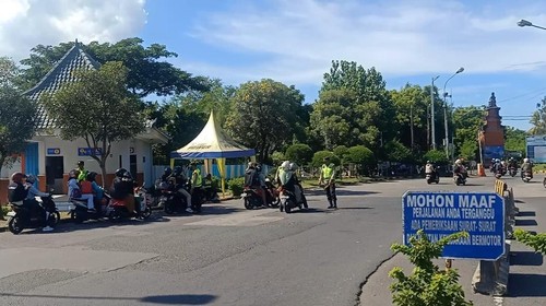 Deretan pengendara motor yang baru tiba dari Jawa diperiksa surat-suratnya, Rabu (26/4/2023).