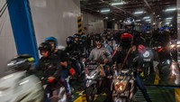 Sejumlah pemudik keluar dari kapal ferry di Dermaga 3 Pelabuhan Merak, Kota Cilegon, Banten, Selasa (25/4/2023).