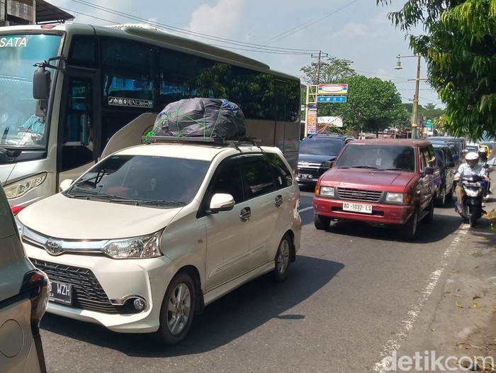 Arus balik pemudik di jalan Jogja-Solo, Klaten, Rabu (26/4/2023).