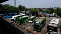 Terminal Kampung Rambutan melayani trayek bus antarkota antarprovinsi (AKAP) se-Jawa dan lintas Sumatera. 