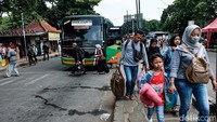Kendaraan sejak pagi didominasi dari daerah-daerah Jawa Barat, seperti Purwakarta, Subang, Tasik, Garut, dan Sumedang, sedangkan bus yang datang dari Jawa Timur biasanya tiba pada dini hari.