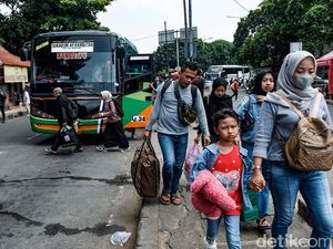 Arus Balik, Pemudik Mulai Berdatangan di Terminal Kampung Rambutan
