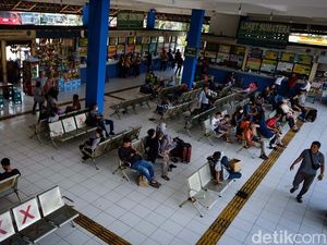 1863 Pemudik Tiba di Kampung Rambutan, Menurun Dibanding H+7 Lebaran