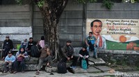 Sejumlah pemudik tampak duduk menunggu kendaraan menuju rumah.