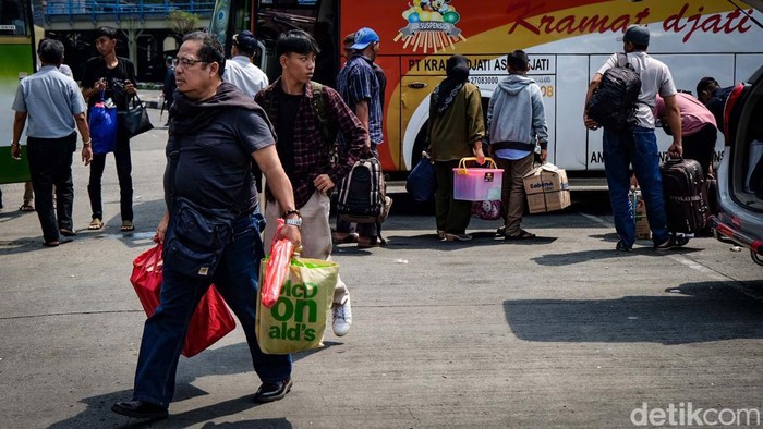 Pemudik dari kampung halaman mulai tiba di Terminal Kampung Rambutan, Jakarta. Puncak arus balik di Kampung Rambutan diperkirakan berlangsung sampai akhir pekan ini.