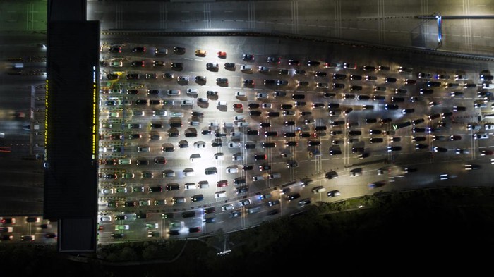 Foto udara antrean sejumlah kendaraan di Gerbang Tol Cikampek Utama 2 di Kabupaten Karawang, Jawa Barat, Selasa (25/4/2023). Lalu lintas arus balik menuju Jakarta pada arus balik H+3 terpantau rami lancar dan pemberlakuan contraflow sampai KM 47 Jakarta-Cikampek hingga pukul 24.00 WIB. ANTARA FOTO/ Fakhri Hermansyah/YU