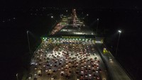 Foto udara antrean sejumlah kendaraan di Gerbang Tol Cikampek Utama 2 di Kabupaten Karawang, Jawa Barat, Selasa (25/4/2023).