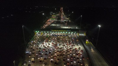 Arus Balik di Tol Cikampek Ramai Lancar pada Selasa Malam