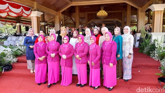 ASN di Sumedang memakai pakaian adat.
