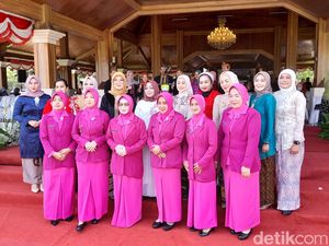 ASN Sumedang Pakai Baju Adat di Hari Pertama Kerja