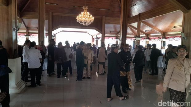 ASN di Sumedang memakai pakaian adat.