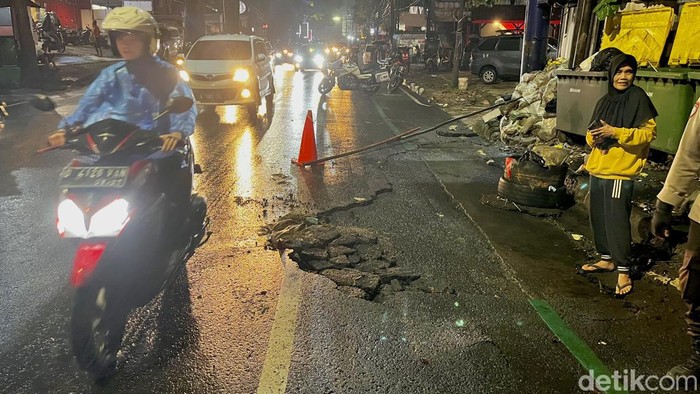 Aspal mengelupas yang membuat empat pemotor jatuh di Cihampelas, Kota Bandung