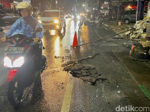 Aspal Jalan Cihampelas Bandung Mengelupas Celakai 4 Pemotor