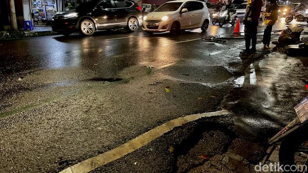 Aspal mengelupas yang membuat empat pemotor jatuh di Cihampelas, Kota Bandung