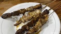 Kedua bakmi ini bisa dinikmati dengan aneka sate. Pilihannya ada sate kulit, ati ampela, jantung ayam, dan jeroan lain. Sate ini bisa dibakar dengan sedikit kecap seperti yang kami pesan atau dicampurkan ke racikan bakmi. Foto: detikFood/Christopher Radyaputra
