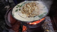 Proses memasaknya masih memakai api arang. Sehingga aroma sedapnya terasa ketika disantap. Foto: detikFood/Yenny Mustika Sari