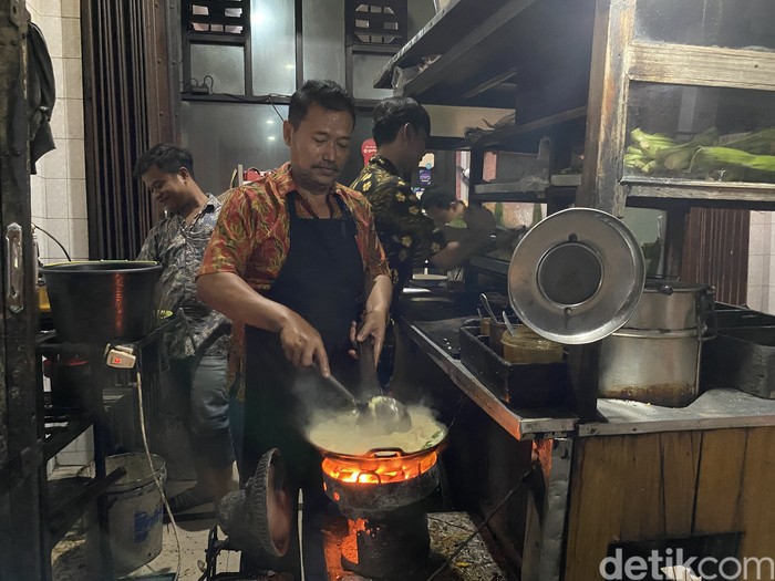 Bakmi Jowo Pak Gareng Bakmi Jowo Pak Gareng, tempat makan bakmi godog enak di Semarang