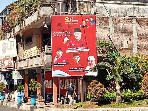 Baliho yang memasang foto Ganjar Pranowo sebagai capres PDIP di salah satu sudut jalan di Karangasem, Rabu (26/4/2023).