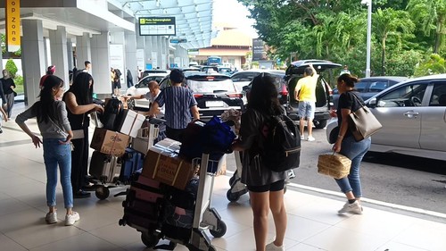 Bandara Ngurah Rai Bali melayani 450 ribu penumpang selama cuti bersama libur Lebaran 2023, dengan pergerakan pesawat 2.873 penerbangan.