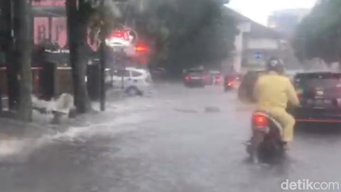 Banjir di Kota Bandung, Rabu (26/4/2023).