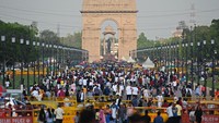 Perdana Menteri India Narendra Modi punya banyak pekerjaan rumah untuk menyediakan lapangan kerja bagi jutaan anak muda yang memasuki pasar kerja setiap tahun. Sementara ekonomi China semakin tertantang untuk mengisi posisi karena populasinya yang menua. (Sajjad Hussain/AFP via Getty Images)