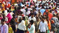 Selama ini China dianggap sebagai negara berpenduduk terpadat di dunia sejak jatuhnya kekaisaran Romawi pada abad ke-5 masehi. Namun populasinya diprediksi menurun jadi sekitar 1 miliar orang pada akhir abad ini. Data China tidak termasuk Taiwan, Hong Kong, atau Makau. (Sanjay Kanojia/AFP via Getty Images)