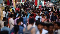 Orang-orang berbelanja di pasar di Chennai, India, Selasa (25/4/2023). PBB melaporkan pada akhir bulan ini, populasi India diperkirakan mencapai 1.425.775.850 orang, menyamai dan kemudian melampaui populasi China daratan. (Satish Babu/AFP via Getty Images)