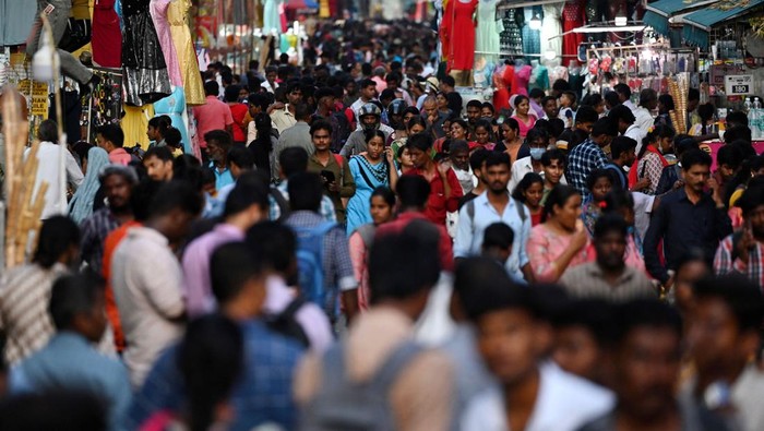 Begini Padatnya India, Jumlah Penduduknya Segera Lampaui China People shop at a market in Chennai on April 25, 2023. - India will overtake China as the world's most populous country in the coming week, hitting almost 1.43 billion people, the United Nations said on April 24. (Photo by Satish BABU / AFP) (Photo by SATISH BABU/AFP via Getty Images)