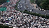Populasi India berkembang pesat, sementara China menghadapi penurunan populasi. Pada tahun lalu, populasi China sempat menyentuh angka 1,426 miliar. (Vinay Gupta/AFP via Getty Images)