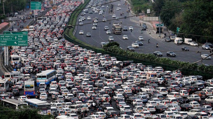 Begini Padatnya India, Jumlah Penduduknya Segera Lampaui China TOPSHOT - Vehicles are seen stuck in bumper to bumper traffic on the Delhi-Jaipur expressway in Gurgaon, on April 25, 2023. - India will overtake China as the world's most populous country in the coming week, hitting almost 1.43 billion people, the United Nations said on April 24. (Photo by Vinay GUPTA / AFP) (Photo by VINAY GUPTA/AFP via Getty Images)