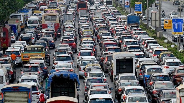 Begini Padatnya India, Jumlah Penduduknya Segera Lampaui China Vehicles are seen stuck in bumper to bumper traffic on the Western Express Highway in Mumbai on April 25, 2023. - India will overtake China as the world's most populous country in the coming week, hitting almost 1.43 billion people, the United Nations said on April 24. (Photo by INDRANIL MUKHERJEE / AFP) (Photo by INDRANIL MUKHERJEE/AFP via Getty Images)