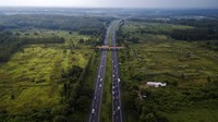 Arus lalu lintas di Tol Cikopo-Palimanan KM 73 saat rekayasa lalu lintas satu arah di Jawa Barat pada Rabu (26/4/2023).