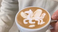Walaupun hanya sekadar mitos, kuda terbang juga dapat hadir sebagai bentuk latte art yang indah. Barista ini handal meniru bentuk kuda yang sedang terbang dengan sempurna. Foto: Instagram/dariopieber