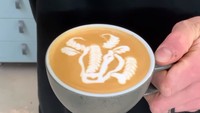 Seekor sapi juga tak mau absen dari segelas kopi. Kepala sapi yang lengkap dengan tanduknya ini digambarkan dengan indah oleh barista ini. Foto: Instagram/dariopieber