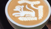 Selain singa, seekor cheetah ternyata juga bisa dilukiskan pada latte art. Posisinya bahkan mirip seperti ketika cheetah dengan berlari di alam. Foto: Instagram/dariopieber